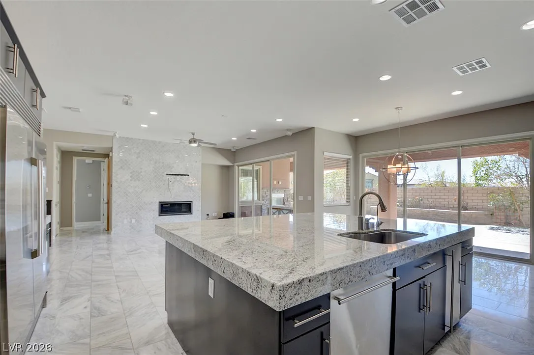 5 bed, 3.5 bath, 3869 sqft, $6,000 — Photo 4