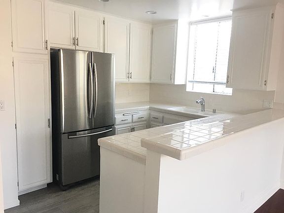 5th image of 11445 Moorpark St Unit 10