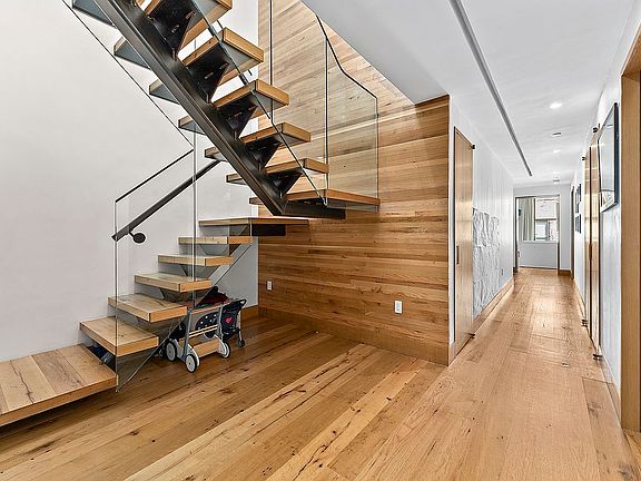 4th image of 60 White St #Phw