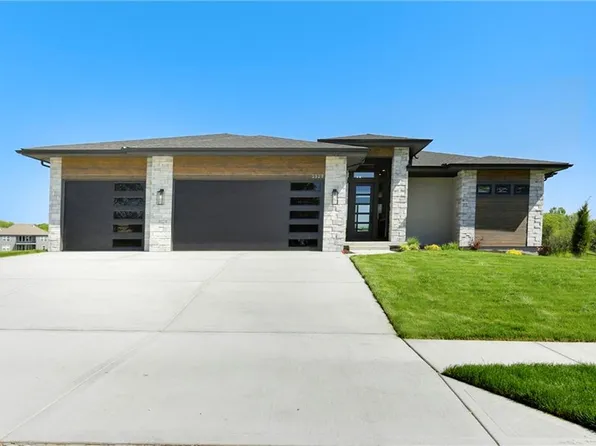 3929 SW Flintrock Dr, Lees Summit, MO 64082