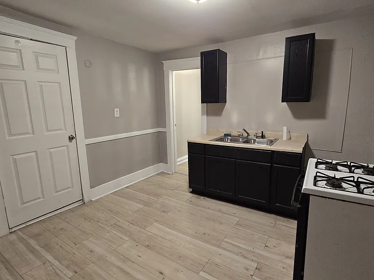 2368 Whalen St — Photo 5