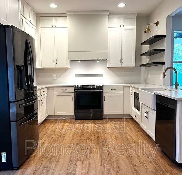 1738 W Spruce St — Photo 16