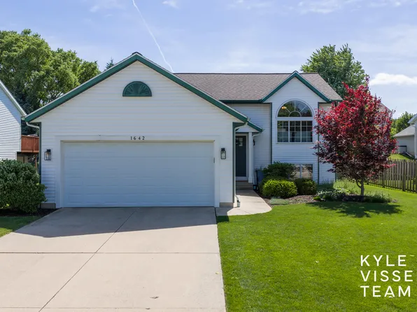1642 Simmons Ave NE, Grand Rapids, MI 49505