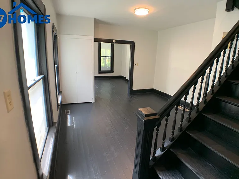 2111 S Garfield Dr — Photo 2