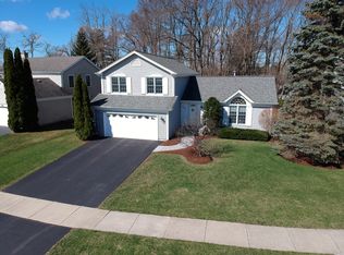 910 Holly Cir, Lake Zurich, IL 60047