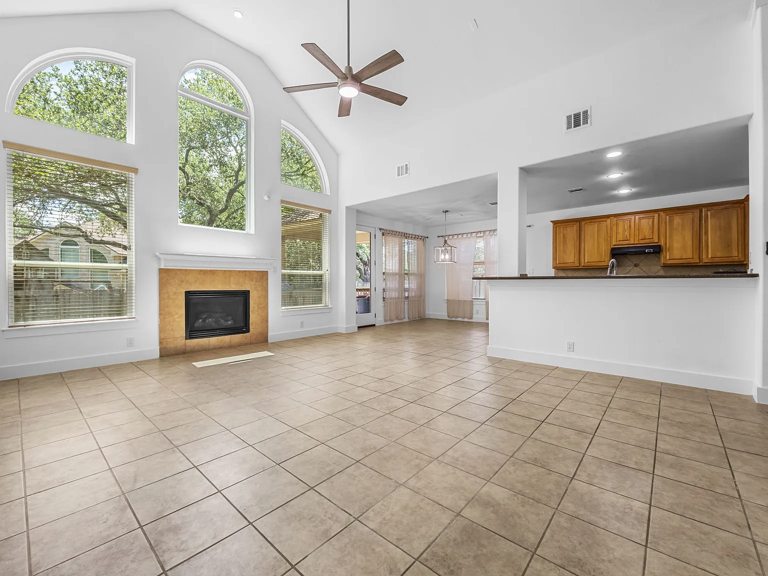 4 bed, 3.5 bath, 3501 sqft, $3,800 — Photo 4