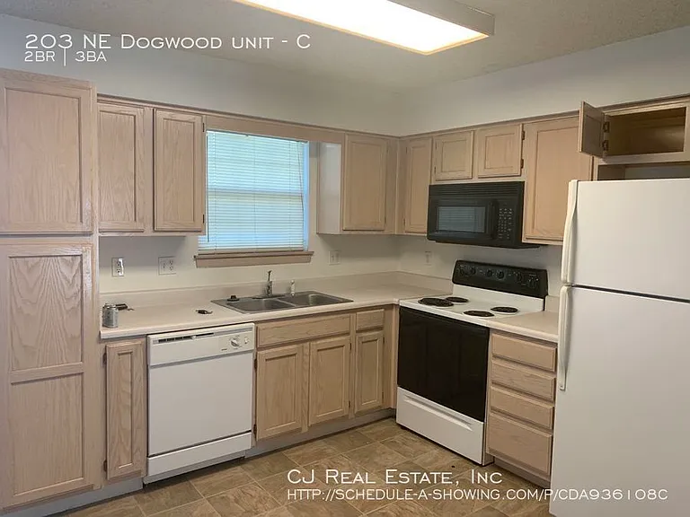203 NE Dogwood St #C — Photo 2