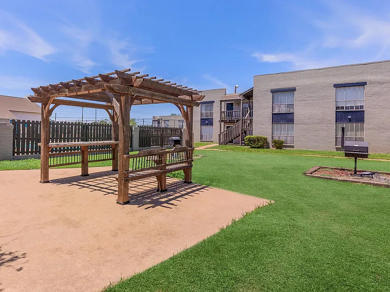 Bel Air Creekside — Photo 14