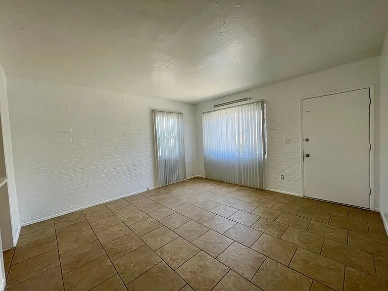 Beautiful 2 bedroom 1 bathroom with a private yard in the heart of El Cajon — Photo 4