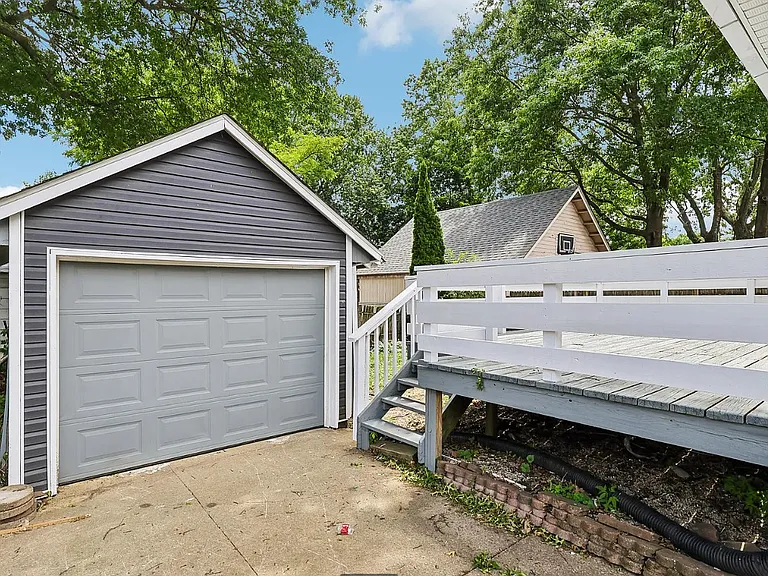 133 E North St — Photo 27