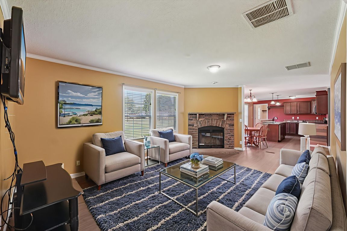 Heather Glen Dr-1906-015 virtually staged