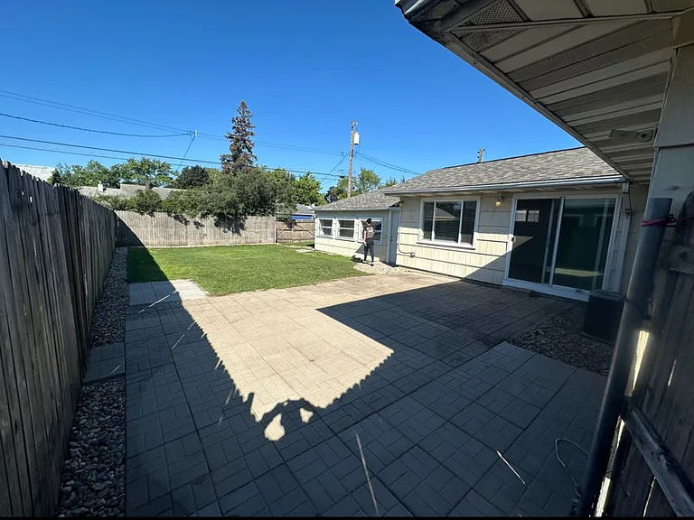 6828 Waveland Ave — Photo 17
