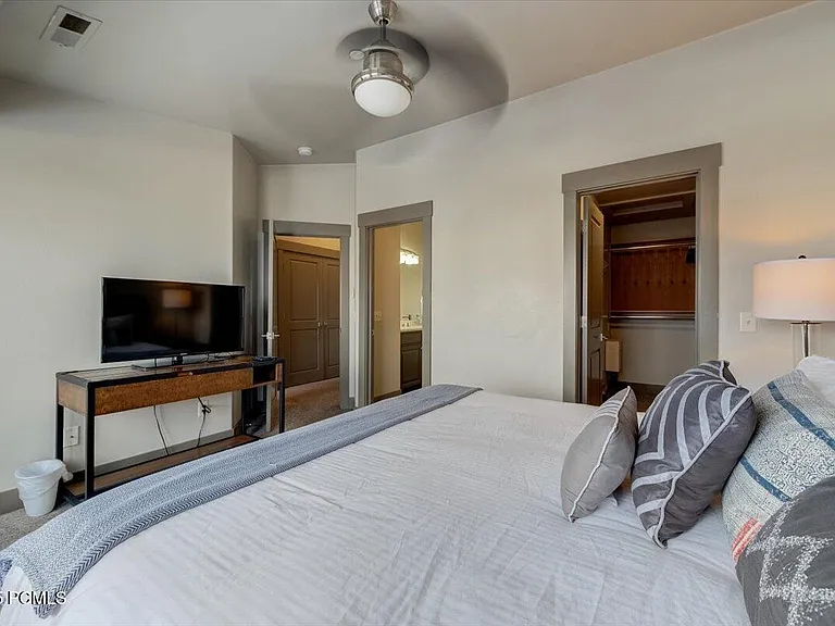 5662 Oslo Ln — Photo 19