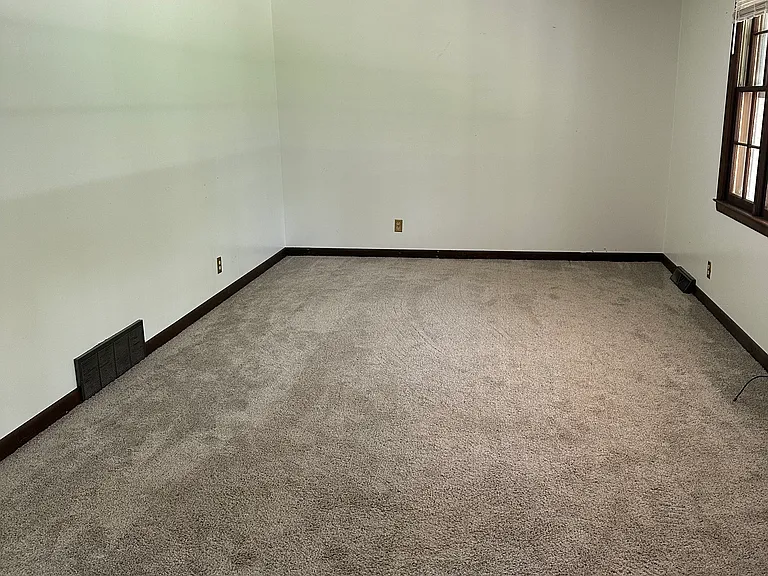 124 Cumberland Dr — Photo 2