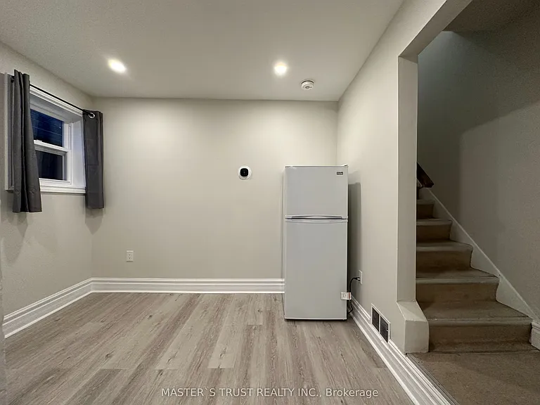 151 Dynevor Rd #UPPER — Photo 3