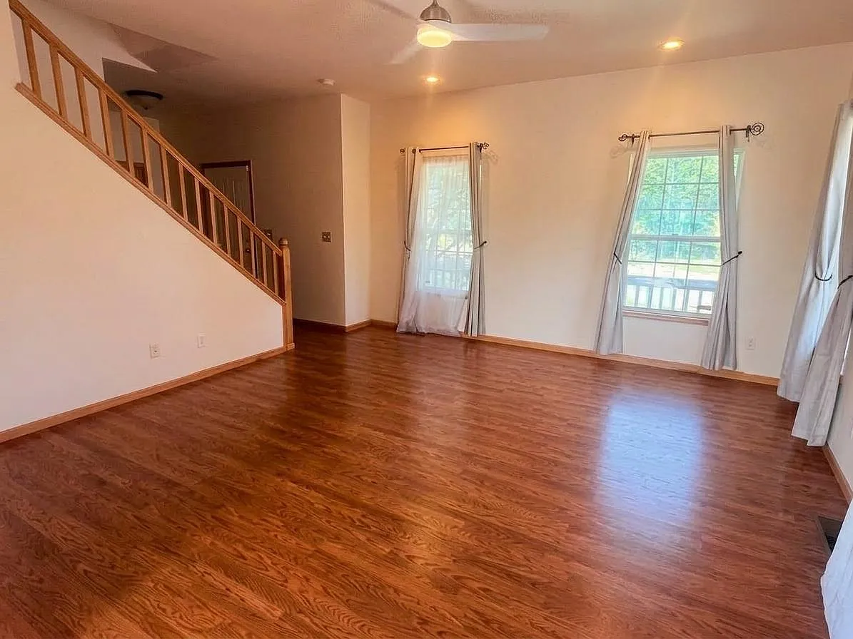 3 bed, 3.5 bath, 2300 sqft, $3,000 — Photo 2