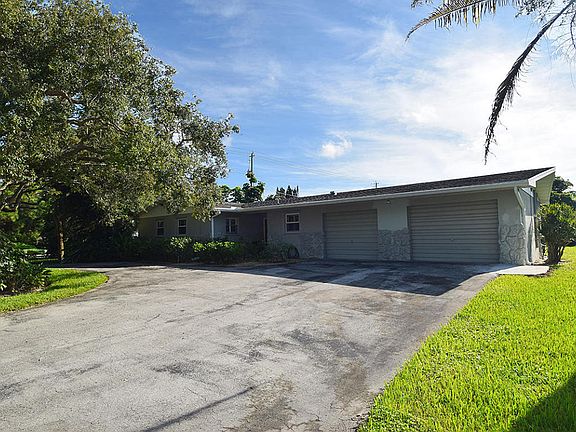 2nd image of 707 SE Parkway Dr