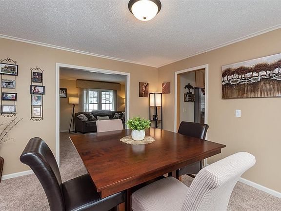 4th image of 360 Essex Dr NE