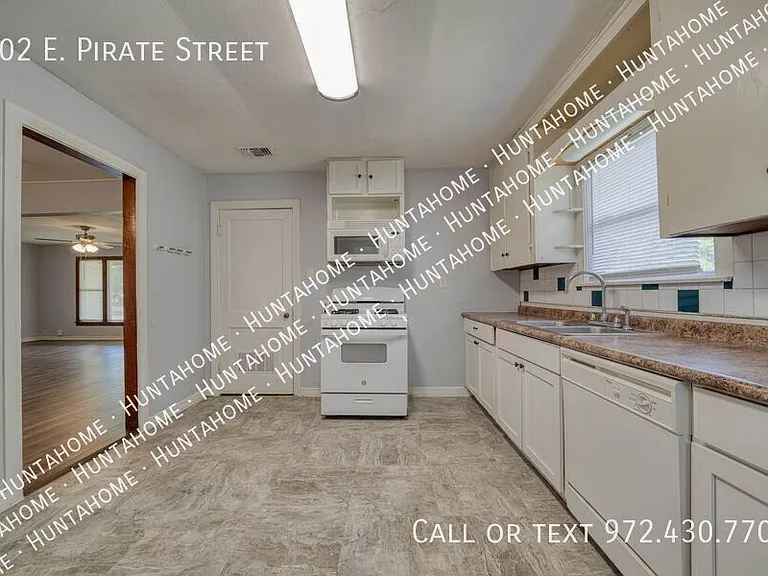 102 E Pirate St — Photo 5