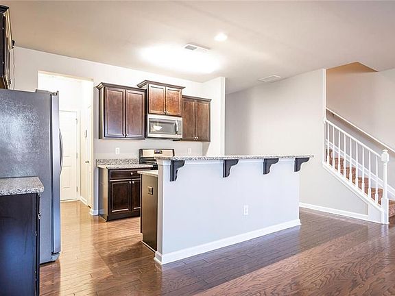 3rd image of 189 Townview Dr