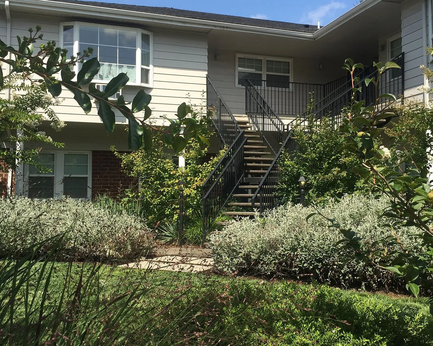 Upper 2bed, a/c, dishwasher, onsite laundry, all dogs welcome! — Photo 3