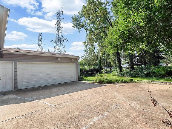 3rd image of 610 Lilac Dr