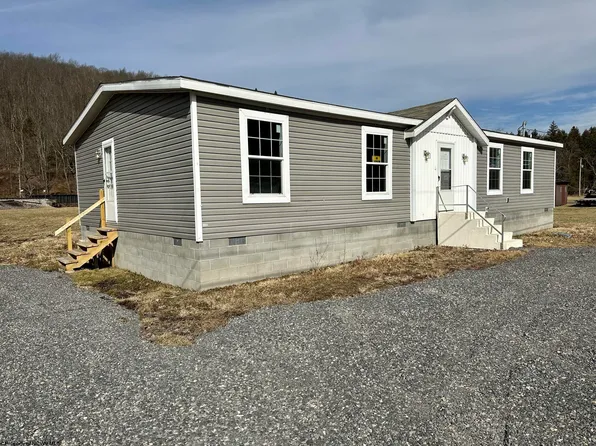 77 1st St, Bayard, WV 26707