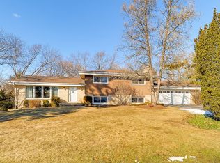 2240 Sunset Dr, Inverness, IL 60067