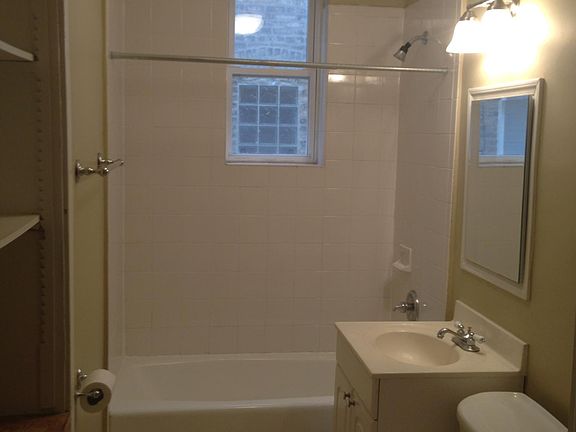 4th image of 934 W Belle Plaine Ave #2