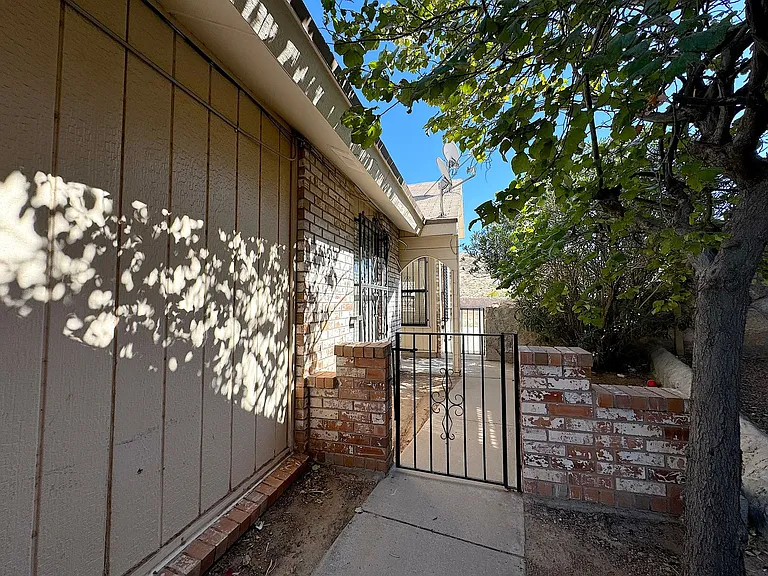 923 Centennial Dr — Photo 2