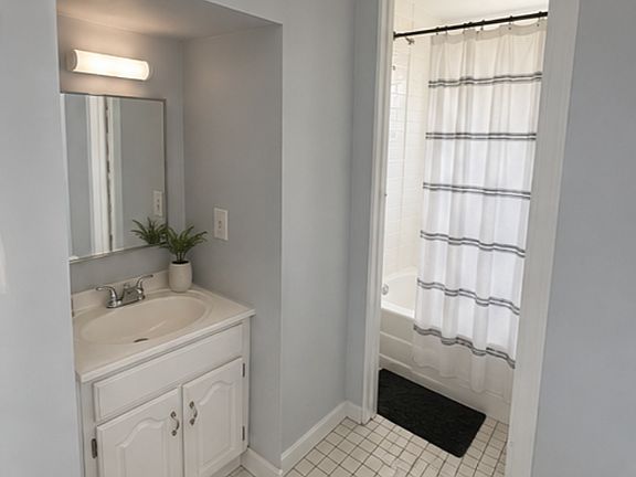4th image of 401 Waterman Ave #1