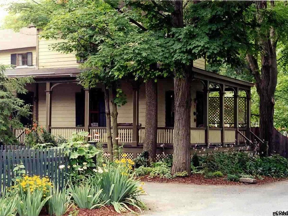 1st image of 11 Brackett Ln