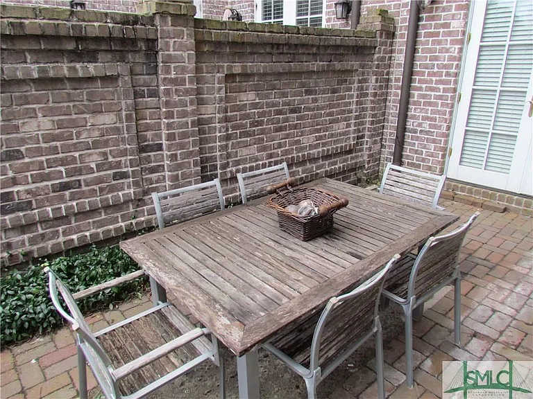 411 E Hull St — Photo 18