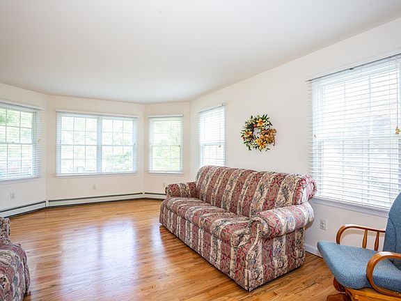 5th image of 18 Benson Ave