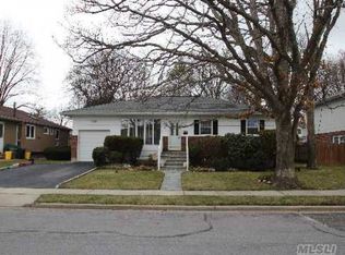 43 Pine St, Plainview, NY 11803