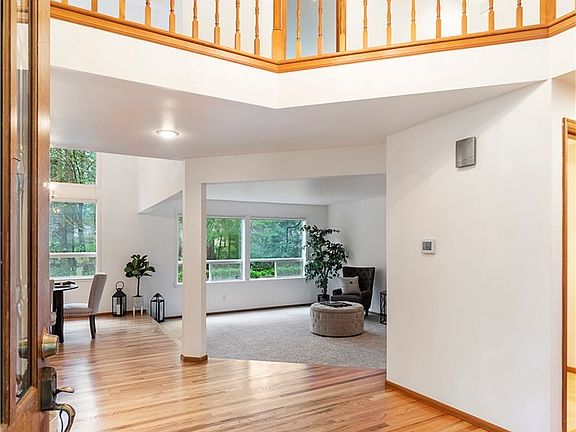Vaulted Foyer & refinished Hardwood floors