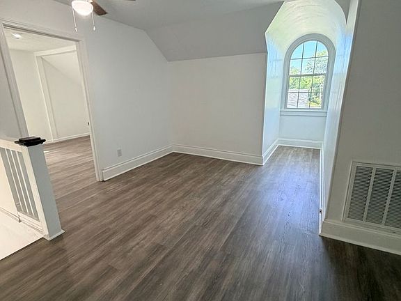 5th image of 943 Marshall St #B