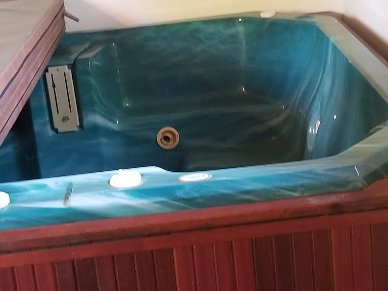 Hot tub (additional fee)