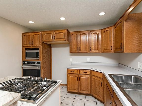 3rd image of 514 SW Westview Dr