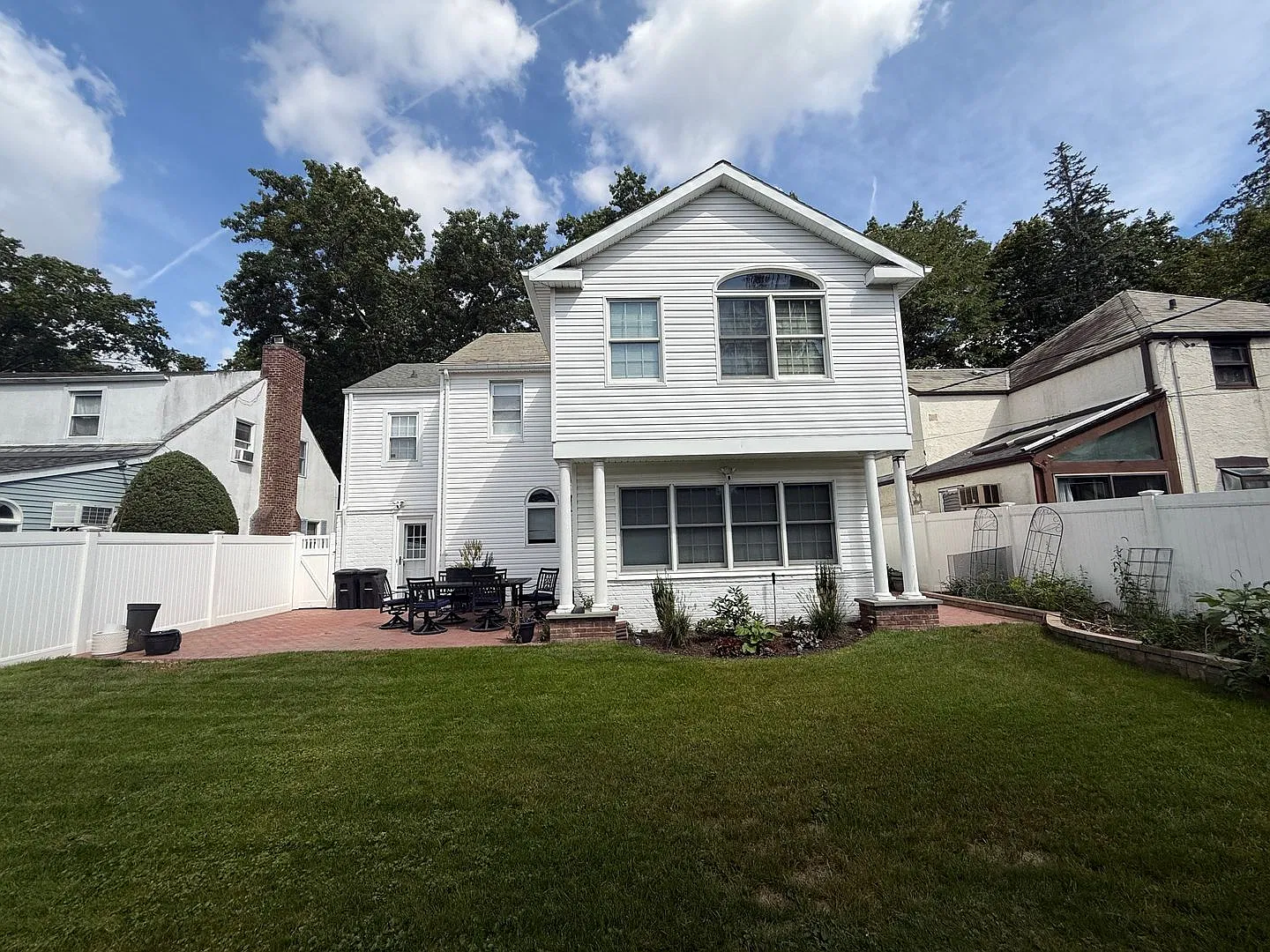 Mint 4 Bedroom/2.5 Bath Colonial Home in Valley Stream! — Photo 3