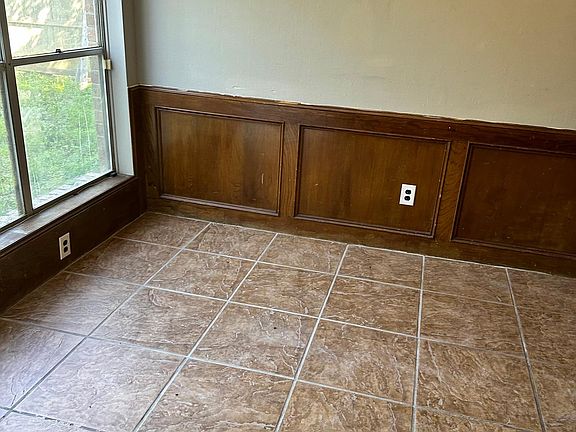 4th image of 907 Bolton Dr