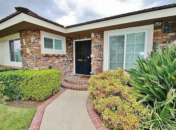 3rd image of 924 W Granada Ct