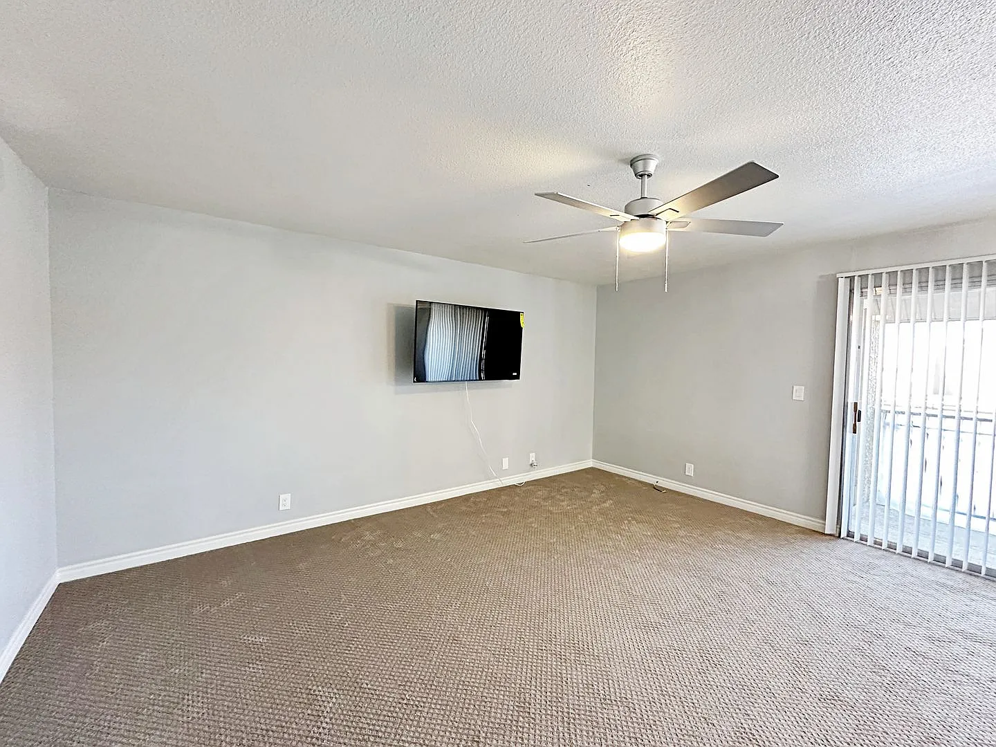 Remodeled 2-Bedroom Upstairs Condo in Guard-Gated Community — Photo 4