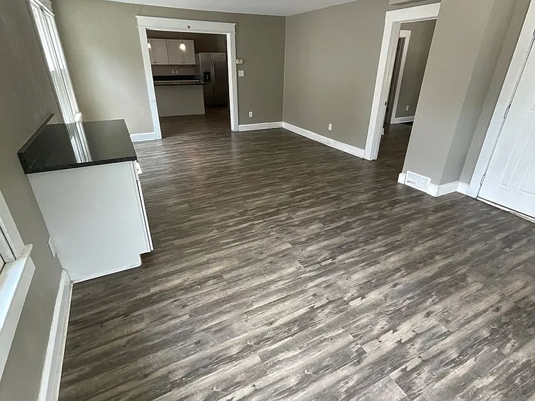 407 N Dunn St — Photo 3