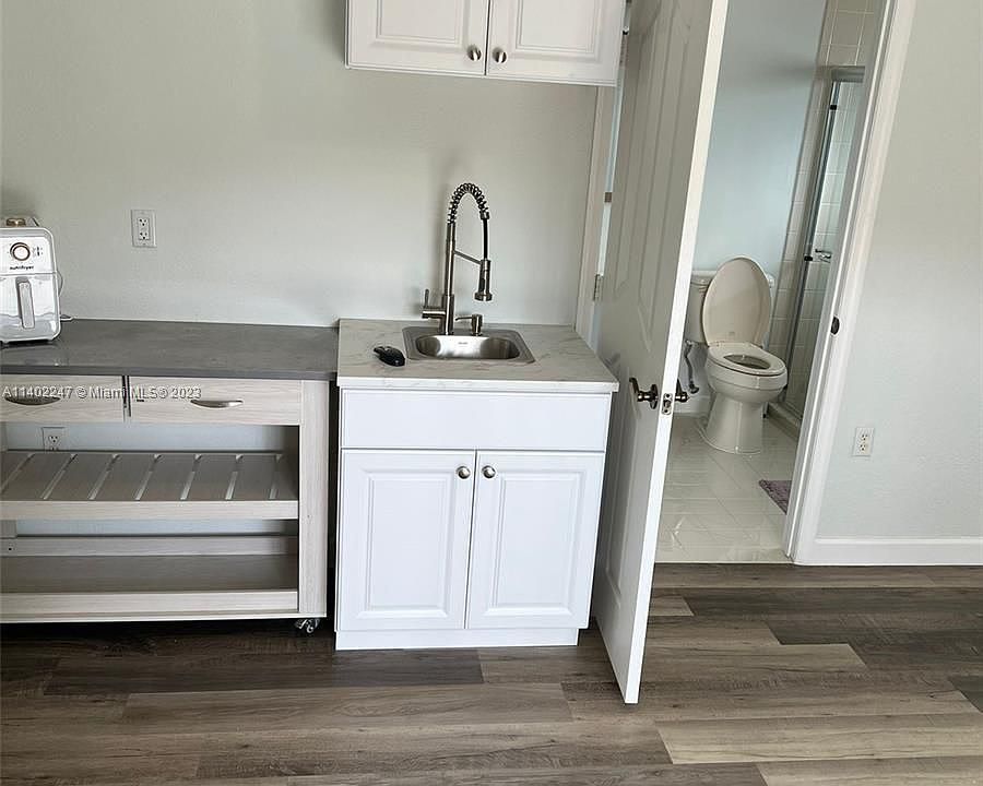 1st image of 704 SE 14th Pl #B