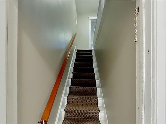 3rd image of 104 Rosslyn Ave N #2