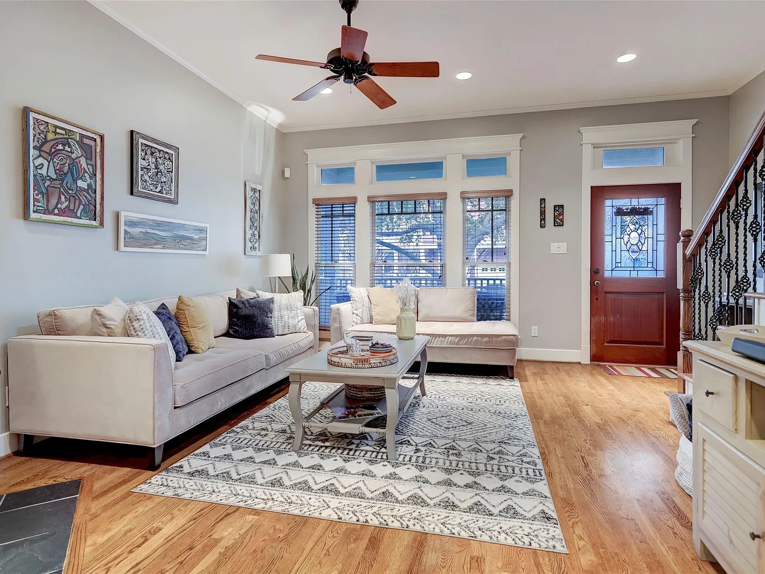 3 bed, 2.5 bath, 1946 sqft, $5,300 — Photo 3
