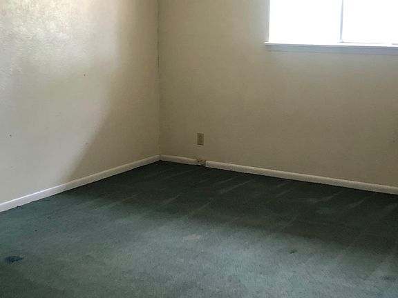 2nd image of 1912 Shelly Blvd
