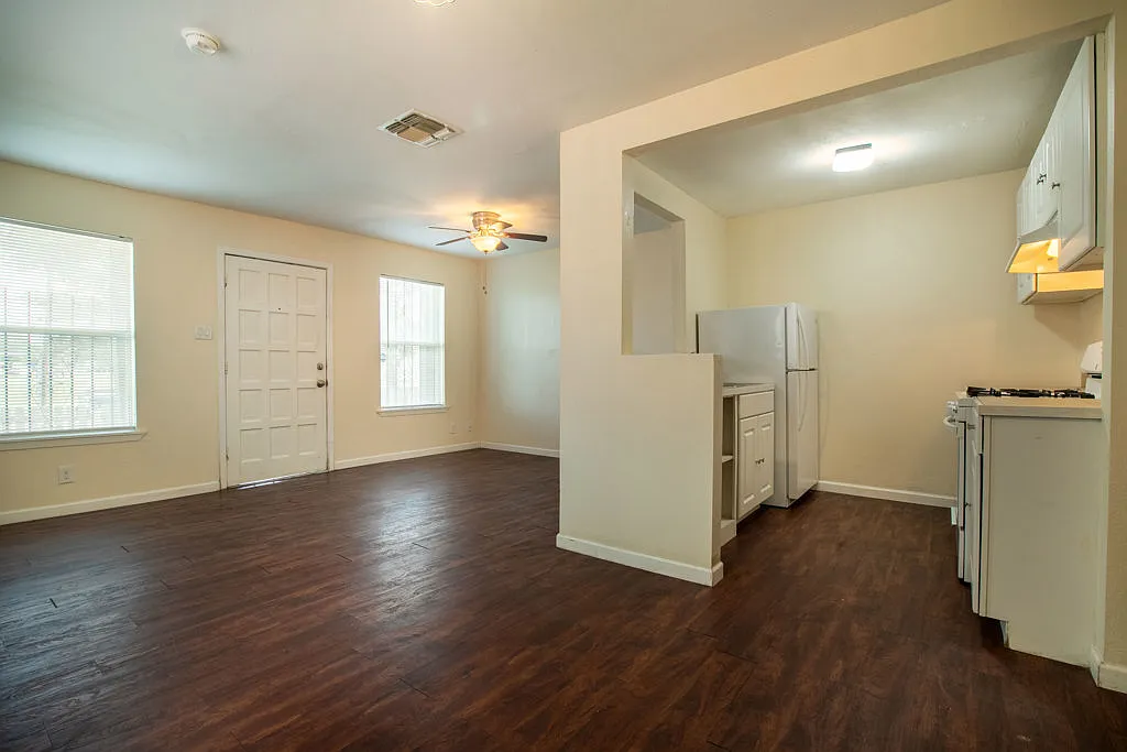 1 bed 1 bath duplex One block from Woodlawn lake — Photo 4