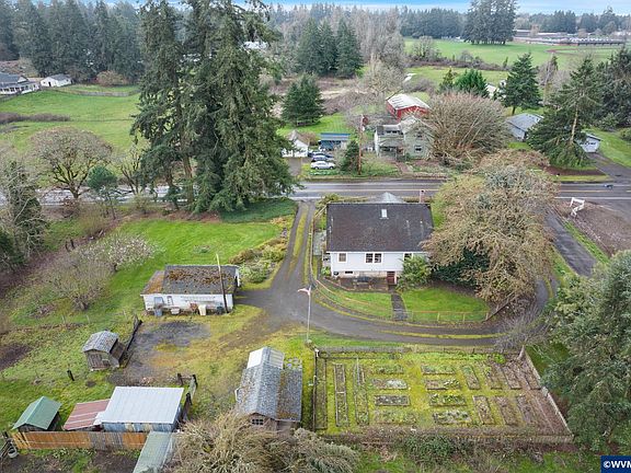 3rd image of 435 NW Quarry Rd